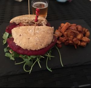 hamburguesa de remolacha at Distrito Vegano in Madrid