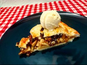 Hot Apple pie and ice cream  at Distrito Vegano in Madrid