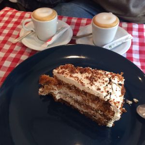 Tarta de zanahoria at Distrito Vegano in Madrid