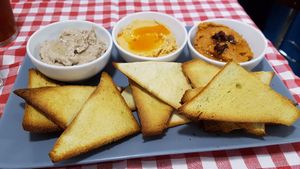 Hummus and pâtés at Distrito Vegano in Madrid