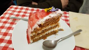 Cake with berries at Distrito Vegano in Madrid