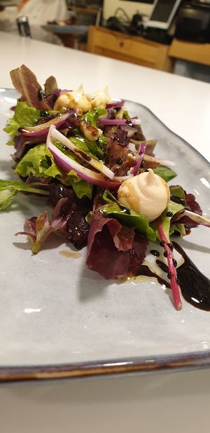 Salad with blue cheese and cashew cream at Distrito Vegano in Madrid