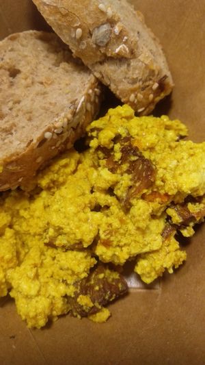 Revuelto de tofu con torrezno vegetal y chorizo de calabaza at Distrito Vegano in Madrid