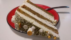 Tarta de matcha at Distrito Vegano in Madrid