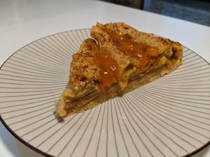 apricot and pear tart at Distrito Vegano in Madrid