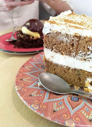 Brownie de chocolate y helado de mango y tarta de zanahoria. at Distrito Vegano in Madrid