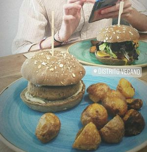 Hamburguesa Beyond y asiática at Distrito Vegano in Madrid