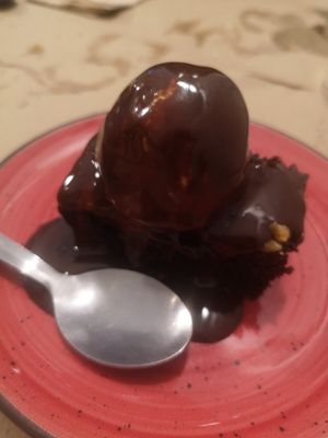 Brownie de chocolate con helado de vainilla at Distrito Vegano in Madrid