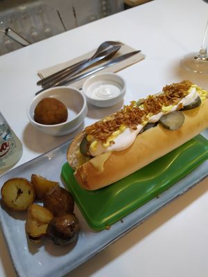 Hot dog at Distrito Vegano in Madrid