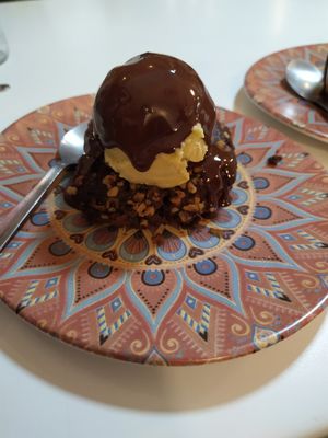 Brownie with icecream at Distrito Vegano in Madrid