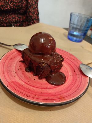 Brownie con helado de mango y chocolate fundido at Distrito Vegano in Madrid