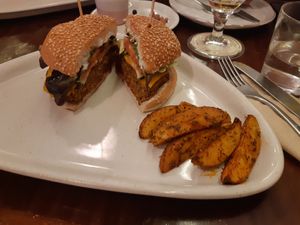 Main / Encomienda burger at La Encomienda in Madrid