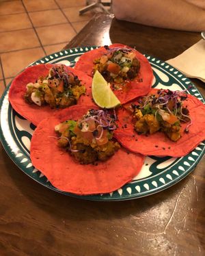 cibo buono (e bello!) e posto molto carino ma porzioni un po’ piccole, soprattutto per un ragazzo e se si prendono piú cose i prezzi lievitano   at La Encomienda in Madrid