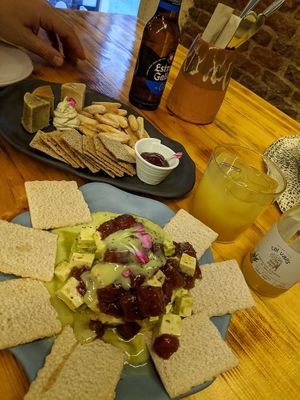 Tofu-Tartar (unten) Käseplatte at La Encomienda in Madrid
