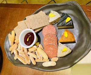 Tabla de quesos y embutidos   at La Encomienda in Madrid