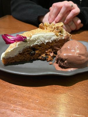 Carrot cake and chocolate ice cream at La Encomienda in Madrid