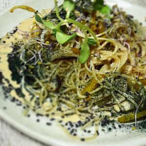 Espaguetis integrales salteados con shitake, verduras y salsa satay at La Encomienda in Madrid
