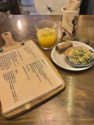 Entrada. Zumo orgánico de piña y Quinoa  at La Encomienda in Madrid