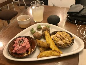 Surtido mediterráneo: escabeche de jackfruit y alcachofa, croquetas de setas & roquefort y hummus de remolacha. Las patatas las pedí extra y me las regalaron 🌺  at La Encomienda in Madrid