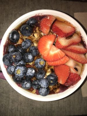 açaí bowl again at Manna Life Food in Miami