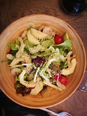 Insalata vegana at Manna Manna in Brasov