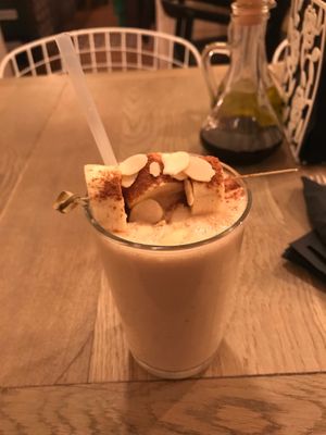 Banana peanut smoothie at Manna Manna in Brasov