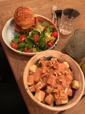 Vegan burger and Thai salad at Manna Manna in Brasov
