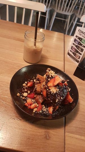 Pancakes with hazelnut- chocolatepaste and strawberries 🖤 at Club Vers in The Hague