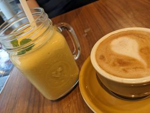 Liftup smoothie and latte at Mr. Farmer - Omotesando in Tokyo