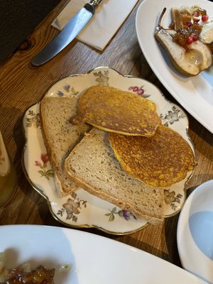 pain et galette de maïs germé ?  at Les 4 Jeudis in Brussels