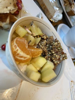crème végétale rose-cardamome, fruits frais et granola de sarrasin germé.  at Les 4 Jeudis in Brussels