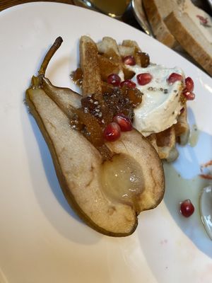 Poire, gaufre, crème vanille et sirop aux graines chia  at Les 4 Jeudis in Brussels