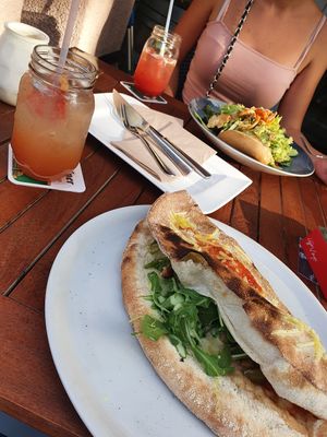 Vegane Calzone und Salat at Aposto in Karlsruhe