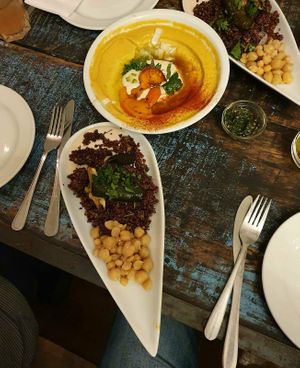 Kürbis Hummus und Quinoa-Kichererbsen-Salat mit Tahini at Hummus & Friends in Berlin