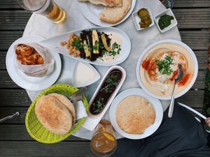 Cauliflower, quinoa, garlic, pita, hummus, pickles at Hummus & Friends in Berlin