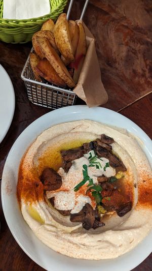 Champignons hummus at Hummus & Friends in Berlin