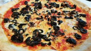 Sun dried tomatos & black olives vegan pizza at Pizzeria Focacceria Zeneize in Tenerife