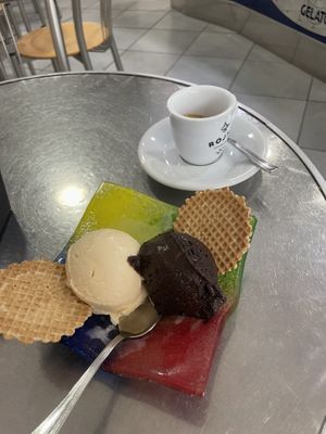 Albioca and chocolate ice cream   at Tutto Gelato Di Viazzi Aldo in Imperia