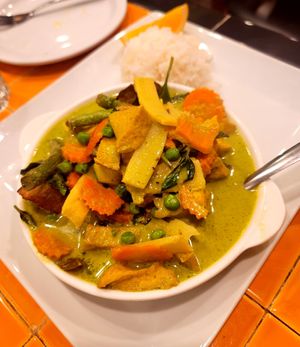 Green curry with tofu at Neecha Thai in Oakland