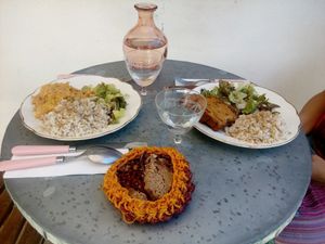 Plato principal at Sare & The in Sare