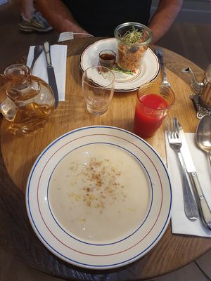 Velouté chou-fleur et cacahuètes at Sare & The in Sare