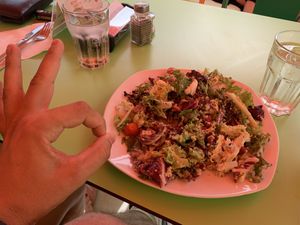 Sehr guter Salat! Sehr nette Leute! at Sa Ruta Verda in Mallorca