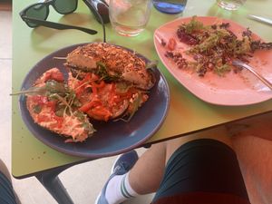 Hummus, Auberginen und rote Paprika Bagel kombiniert mit "Quinoa Super Food Salad". Perfekt nach einer knackigen Sporteinheit (für zwei Personen)! (7€ + 6,50€) at Sa Ruta Verda in Mallorca