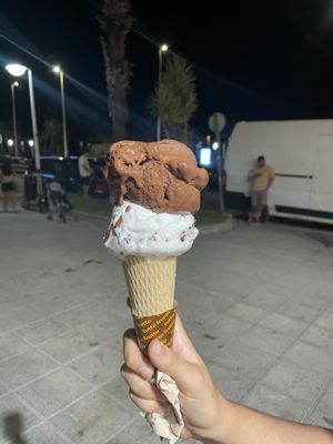 The small portion is the size of your head! Chocolate & Bounty  at Tutto Frutto in Moraira