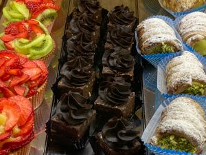 Pastry counter: strawberry and kiwi pie with lemon cream; wanduiotti: chocolates with hazelnuts; cannoli with pistacchio cream at Wani Vegan Bakery in Rome