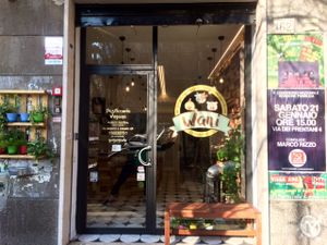 Front of store at Wani Vegan Bakery in Rome