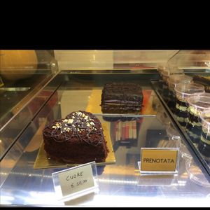 Cakes at Wani Vegan Bakery in Rome