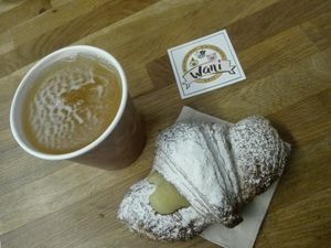 Croissant mit Zitronenfüllung und Grüntee at Wani Vegan Bakery in Rome