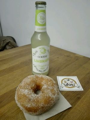 Donut mit BIO-Zitronenlimo at Wani Vegan Bakery in Rome