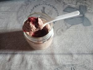Mousse Cioccolato 70 con Cuore di lampone at Black Sheep Raw • Vegan Lab & Bistrot in Trento